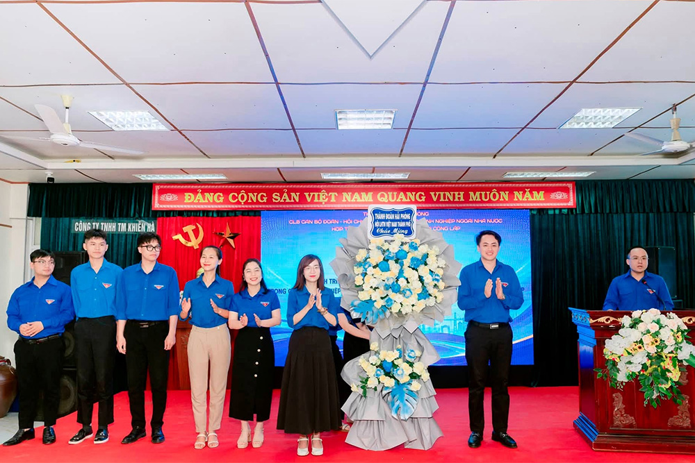 Đại diện Thành đoàn tặng hoa chúc mừng