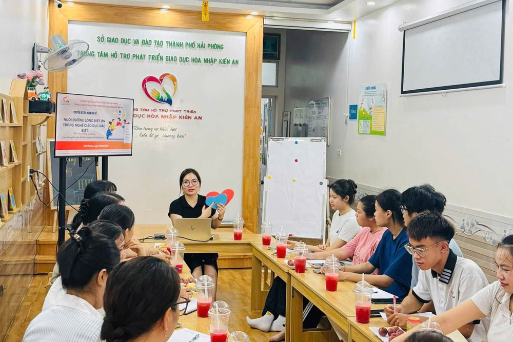 Không khí gần gũi, sẻ chia giữa các giáo viên từ cơ sở Kiến An, An Lão và các bạn sinh viên thực tập.